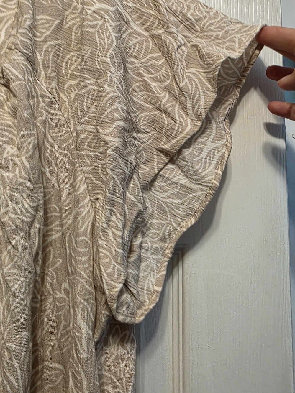 torrid NWT Size 1 Beige and White Leaf-Print V-Neck Blouse - Picture 3 of 4